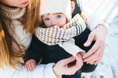 Jak ubrać małe dziecko aby go nie przegrzać? Mamy radzą