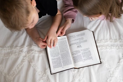 Biblia na prezent — jak wybrać wyjątkowy upominek na ważną okazję?