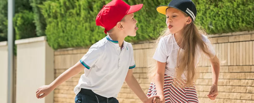 Czapeczka w upały? Czy dziecko powinno ją mieć? 