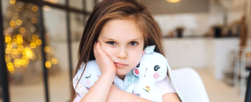 Kiedy dziewczynka słyszy „ładna” zamiast „mądra” – wpływ słów na samoocenę dziecka