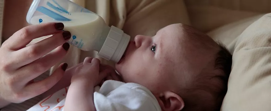 Matka dodała szczyptę do butelki z mlekiem dziecka: ZMARŁO!