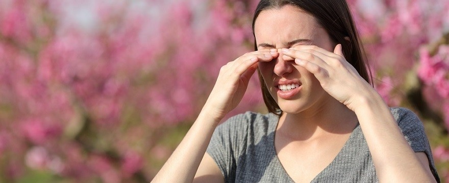 Alergiczne zapalenie spojówek – objawy, leczenie