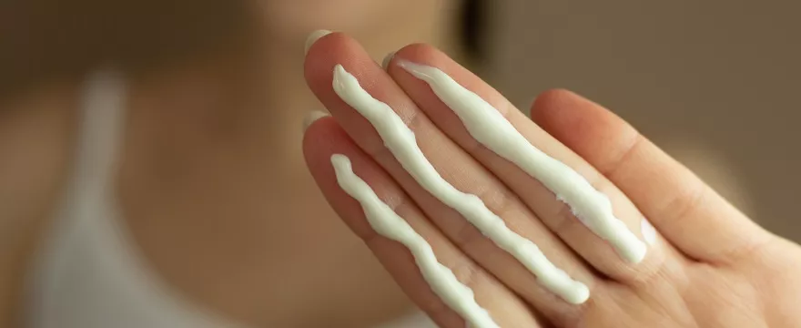 Lato w mieście – jak chronić skórę przed słońcem na co dzień?