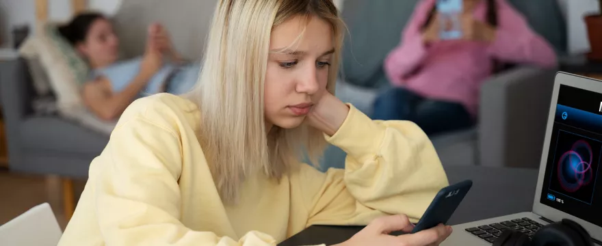Grooming i hejt - dziecko w sieci. Jak rozpoznać, że dziecko ma problem?