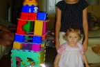 Klaudia i Weronika zbudowały wieżę z klocków, pianek i innych zabawek