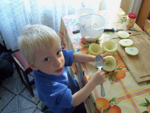 Kubuś jesienią bardzo lubi przygotowywać i jeść pieczone jabłka.