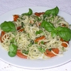 SPAGHETTI Z POMIDORAMI I BAZYLIOWYM PESTO