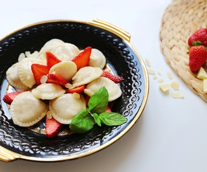 Pierogi z  truskawkami z sosem z białej czekolady i płatkami migdałów   